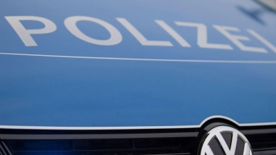 Der Mann händigt als Fahrerlaubnis ein Dokument aus, das sich lediglich als Sicherstellungsbescheinigung einer rumänischen Polizeidienststelle herausstellt. (Symbolbild) (Foto: Lino Mirgeler/dpa)