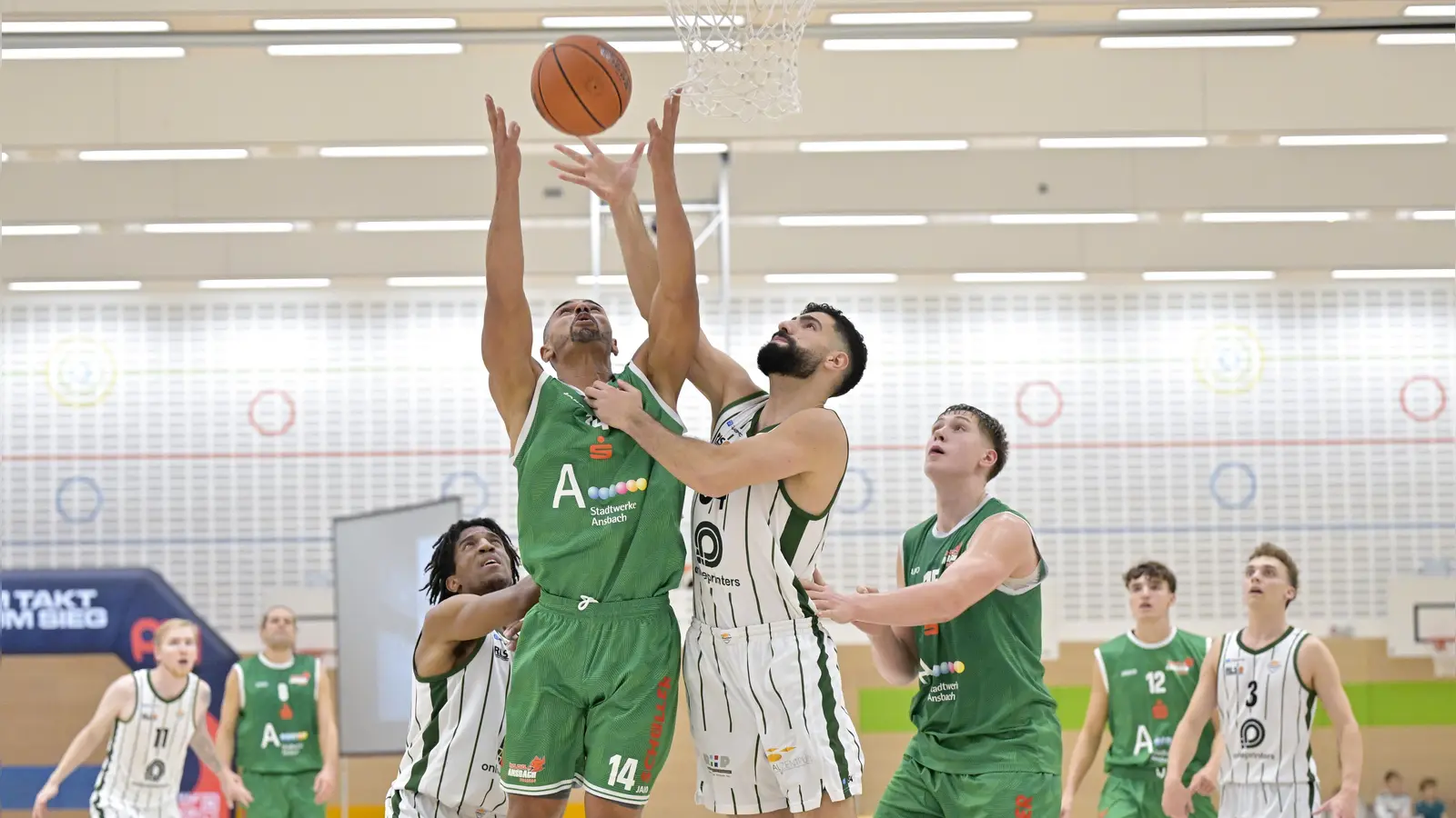 Nedal Jenniat (oben rechts, in einem anderen Spiel) holte 18 Punkte und räumte mit 13 Rebounds vor allem unter den Körben auf. (Foto: Martin Rügner)