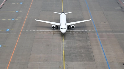 Das Flugzeug stand mehr als eine Stunde nach dem ursprünglich geplanten Abflug noch auf dem Vorfeld des Flughafens. (Symbolbild) (Foto: Arne Dedert/dpa)