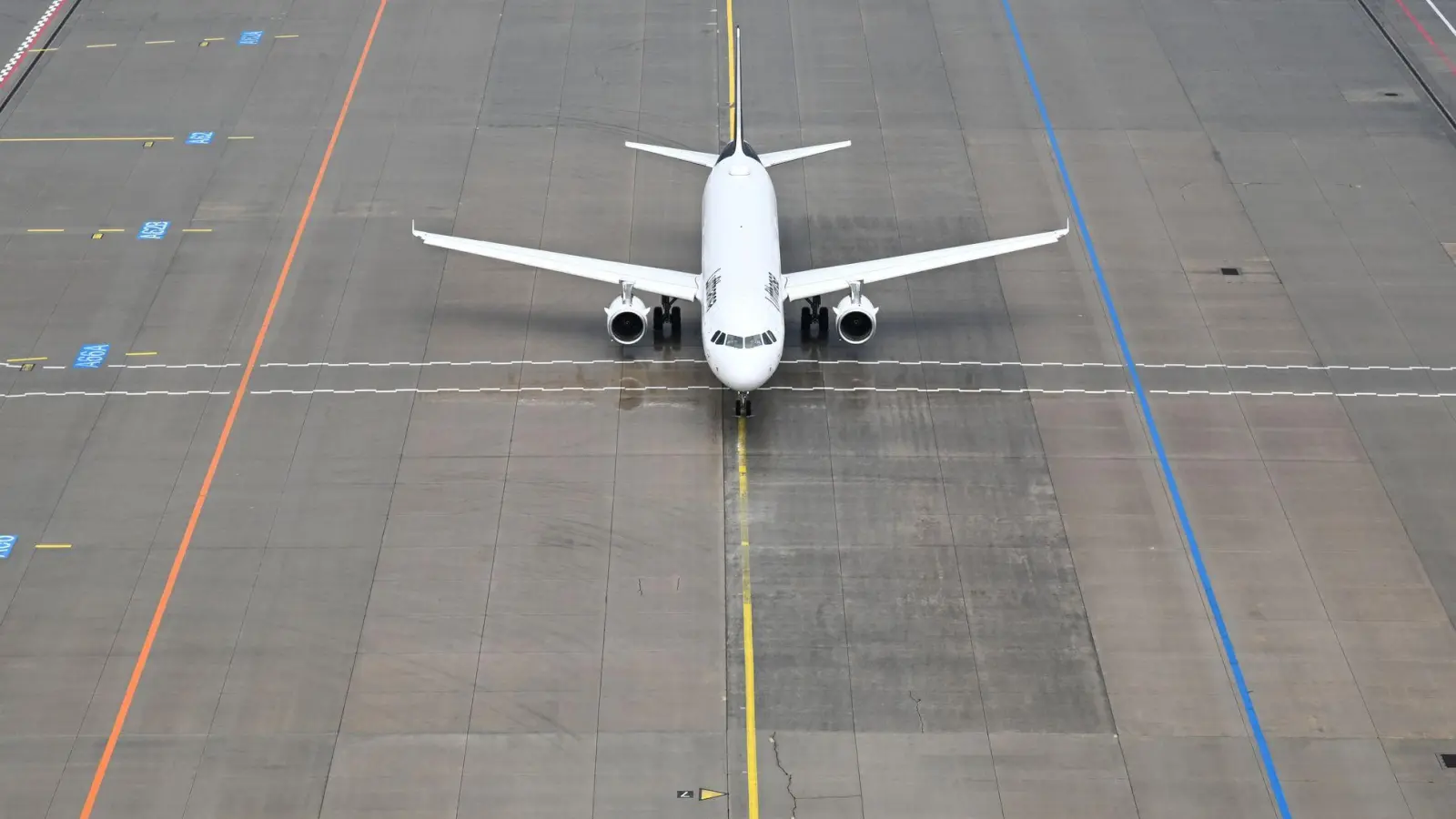 Das Flugzeug stand mehr als eine Stunde nach dem ursprünglich geplanten Abflug noch auf dem Vorfeld des Flughafens. (Symbolbild) (Foto: Arne Dedert/dpa)