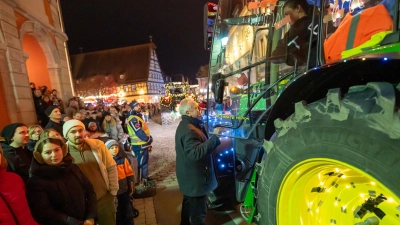 Blinkend, kunterbunt und bisweilen schrill: Der sechste Lichterzug der Landwirte durch Neustadt/Aisch hatte einige optische Höhepunkte zu bieten. (Foto: Mirko Fryska)