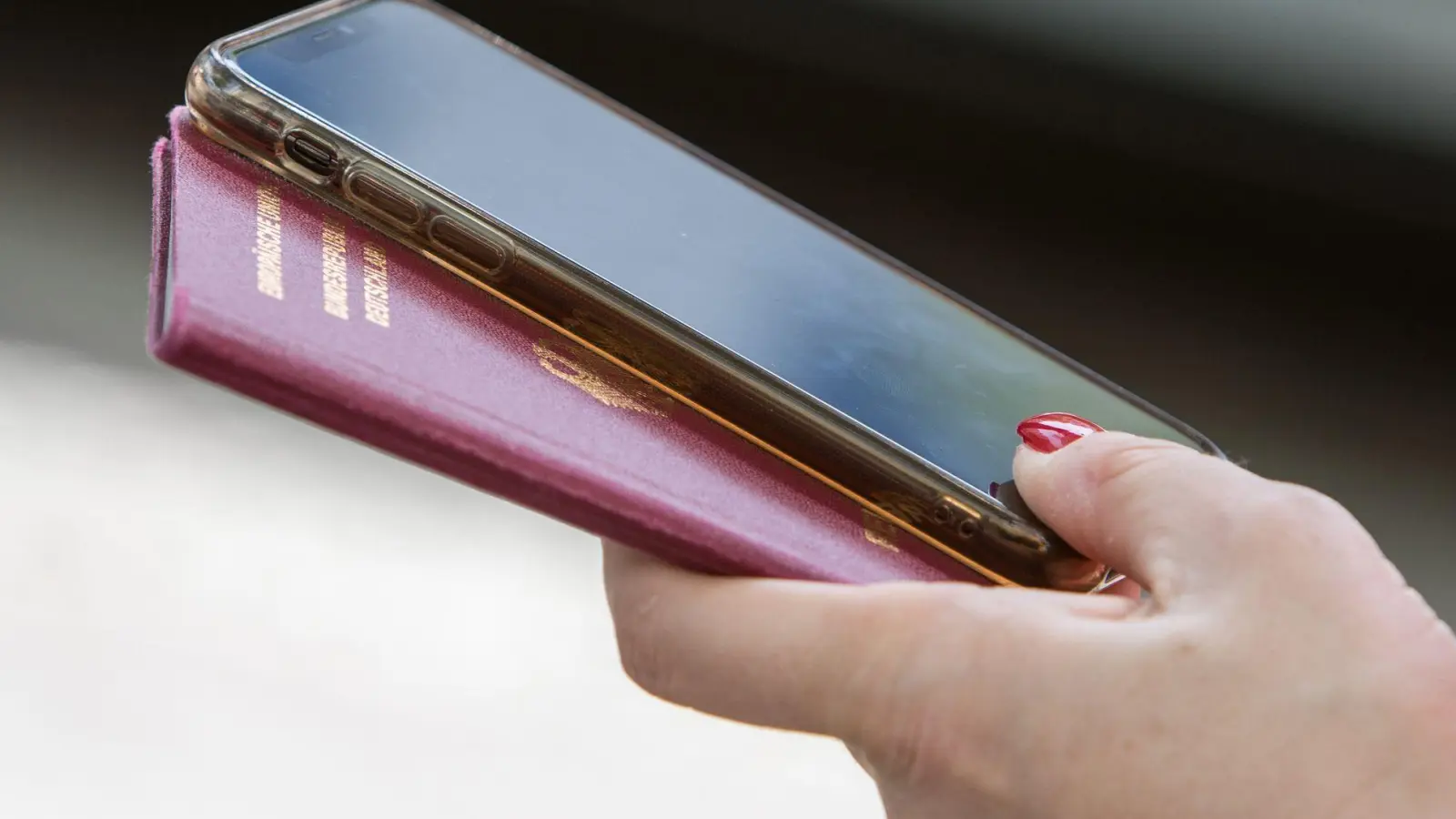 Digitale Einreiseformulare: Reisende nach Trinidad und Tobago müssen sich ab sofort online registrieren und einen QR-Code für die Grenzkontrolle vorweisen. (Foto: Christin Klose/dpa-tmn)