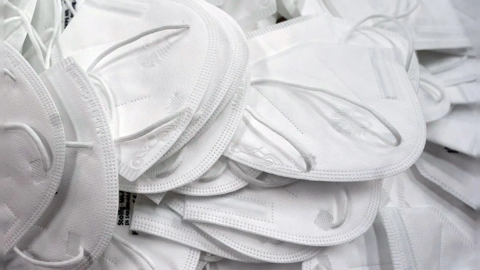 Nach dem Verkauf von Schutzmasken in der Corona-Krise soll ein Mann Millionen Euro an Steuern hinterzogen haben. (Symbolbild) (Foto: Thomas Frey/dpa)