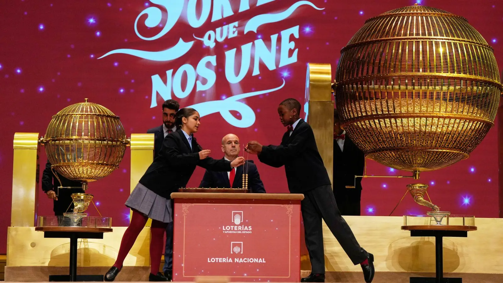 Schülerinnen und Schüler stehen im Mittelpunkt der Zeremonie. Hier bei der Ziehung der Lottozahlen im Madrider Teatro Real. (Foto: Manu Fernandez/AP/dpa)