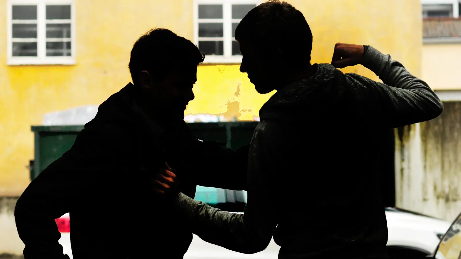 Ein klärendes Gespräch führte am Mittwoch in den frühen Morgenstunden zu einer Schlägerei in Ansbach. (Symbolbild: Jim Albright)