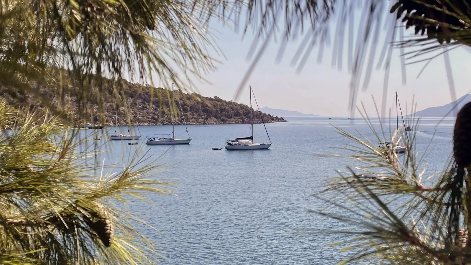 Blick vom Kirchplatz in Epidauros auf die Bucht: Der Saronische Golf ist ein beliebtes Segelrevier. (Foto: Manuel Meyer/dpa-tmn)