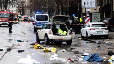 Ein Autofahrer raste in einen Demozug. (Archivbild) (Foto: Matthias Balk/dpa)