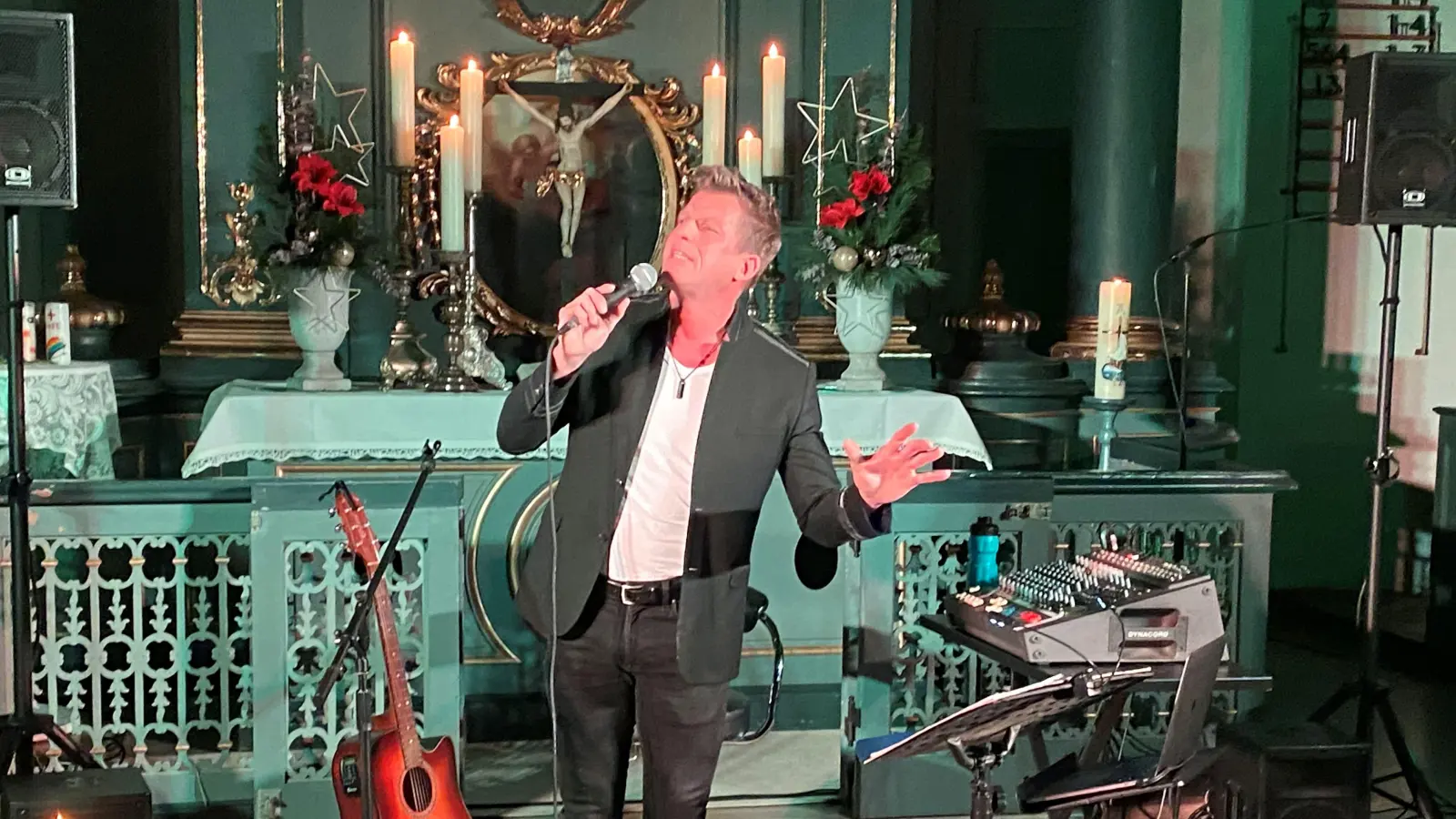 Jochen Schaible begeisterte mit seinen Liedern das Publikum in der Dreifaltigkeitskirche. (Foto: Walter Oberhäußer)