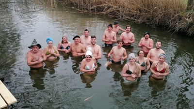 Mit 16 Teilnehmerinnen und Teilnehmern wurde am Samstag eine Rekordbeteiligung bei der Eröffnung des Sulzachstrandes in Oberkemmathen verzeichnet. (Foto: Friedrich Zinnecker)