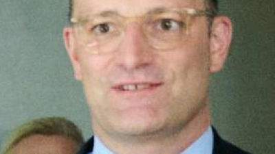Jens Spahn im Juni auf dem Weg zum Haushaltsausschuss - nun wird Sonderermittlerin Sudhof befragt. (Archivbild)  (Foto: Annette Riedl/dpa)