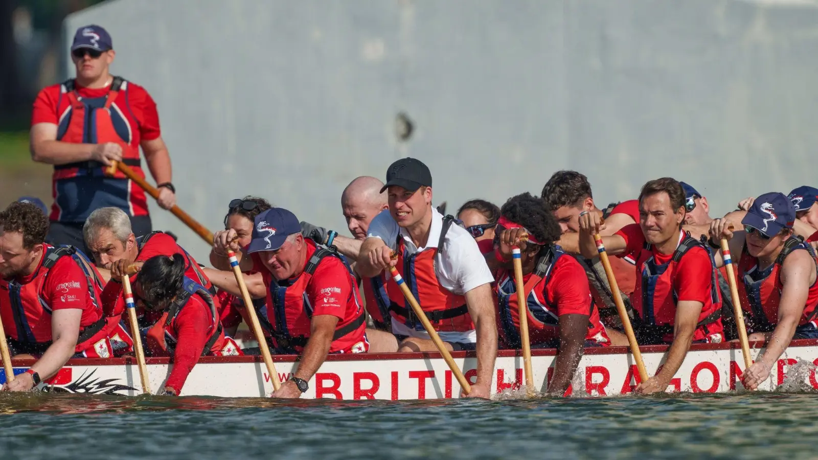 Prinz William (M) ist nicht zu übersehen. (Foto: Vincent Thian/AP)