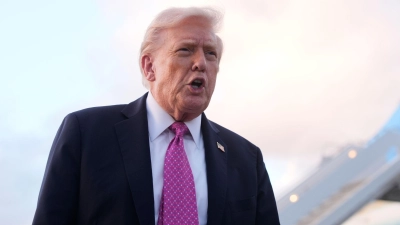 Donald Trump verhängte Zölle auf Lastwagen und Busse - und verlängerte zugleich Vergünstigungen für in den USA produzierte Fahrzeuge mit Import-Bauteilen. (Foto: Mark Schiefelbein/AP/dpa)