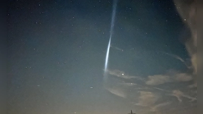Was ist denn das? - Treibstofftropfen einer Rakete hinterlassen Lichtstreifen (Foto-Handout) (Foto: Klein/vifogra/dpa)