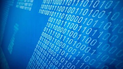 Versicherer kalkulieren ihren Policen: Im Cyberbereich arbeiten sie meist nicht nur mit einer vereinbarten Versicherungssumme pro Jahr oder Schadenfall, sondern setzen auch sogenannte Sublimits für besonders risikoanfällige Bausteine. (Foto: Daniel Karmann/dpa/dpa-tmn)