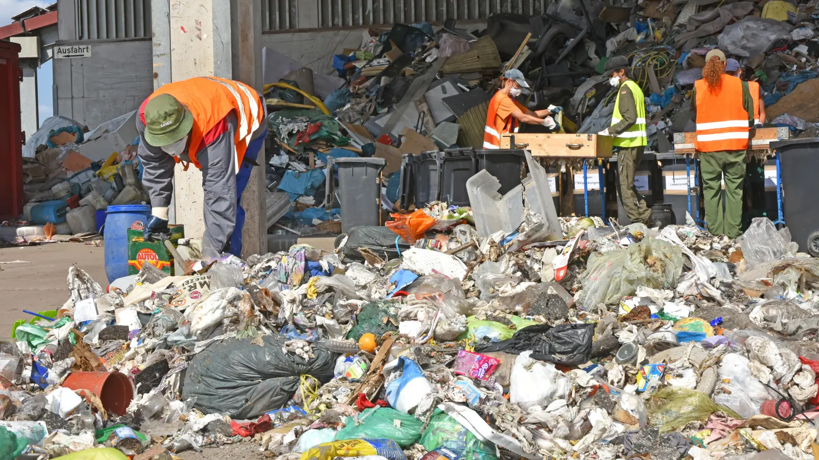 Bei der Restmüllanalyse 2023 wurde der Inhalt der Grauen Tonnen ins Visier genommen. Das Resultat: 35 Prozent des Abfalls hätte nicht in diesen Tonnen landen sollen, vor allem organischer Art. (Archivbild: Anita Dlugoß)
