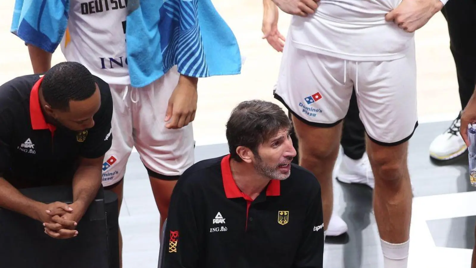 Bundestrainer Alex Mumbru ist zurück - und Deutschlands Basketballer siegen auch für ihn. (Foto: Matthias Stickel/dpa)