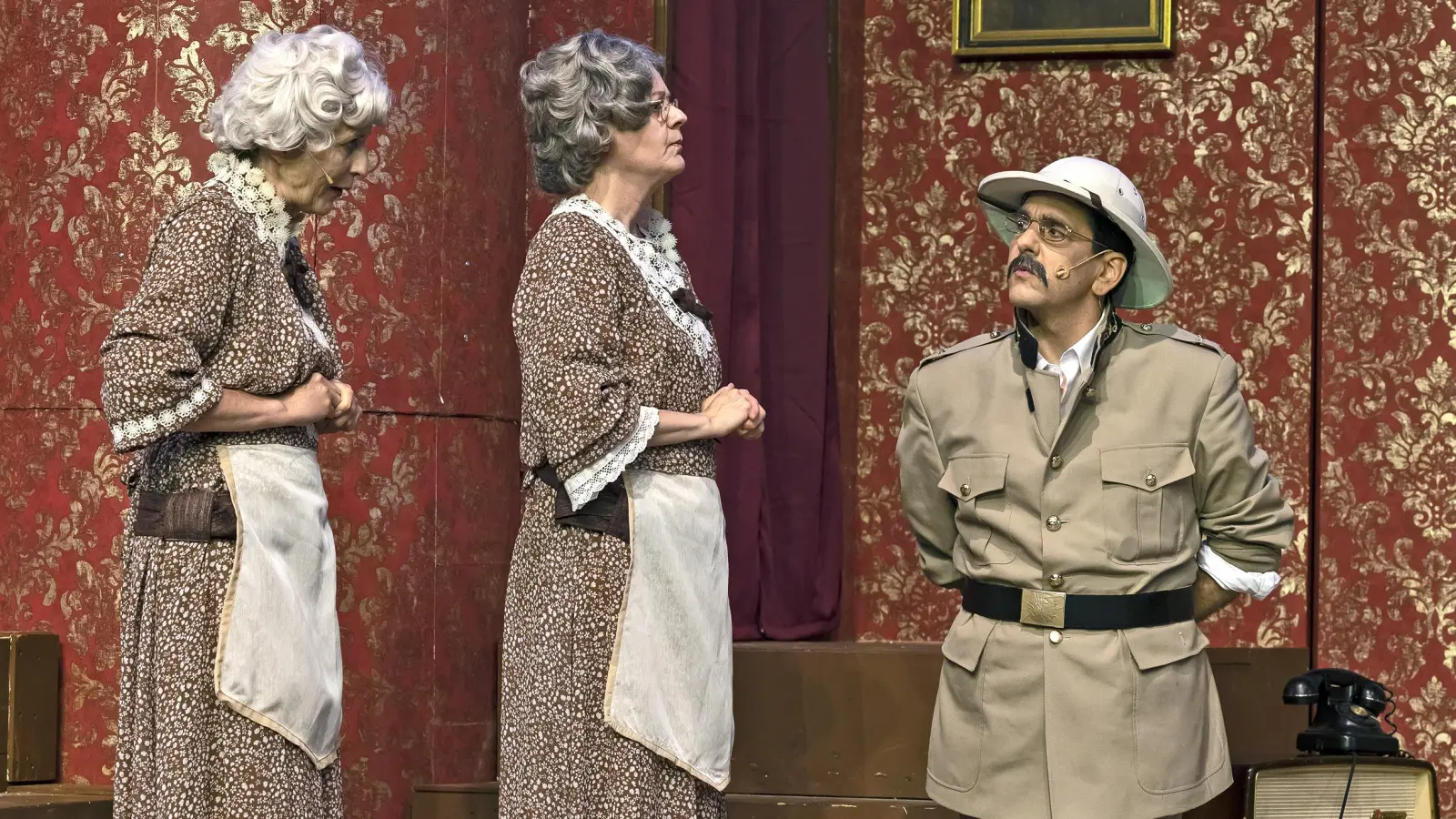 Die mörderisch netten Brewster-Schwestern und ihr Neffe Teddy: Margarit Ziellenbach, Maike Frank und Andreas Peteratzinger (von links) in „Arsen und Spitzenhäubchen”. (Foto: Landestheater/Hans von Draminski)