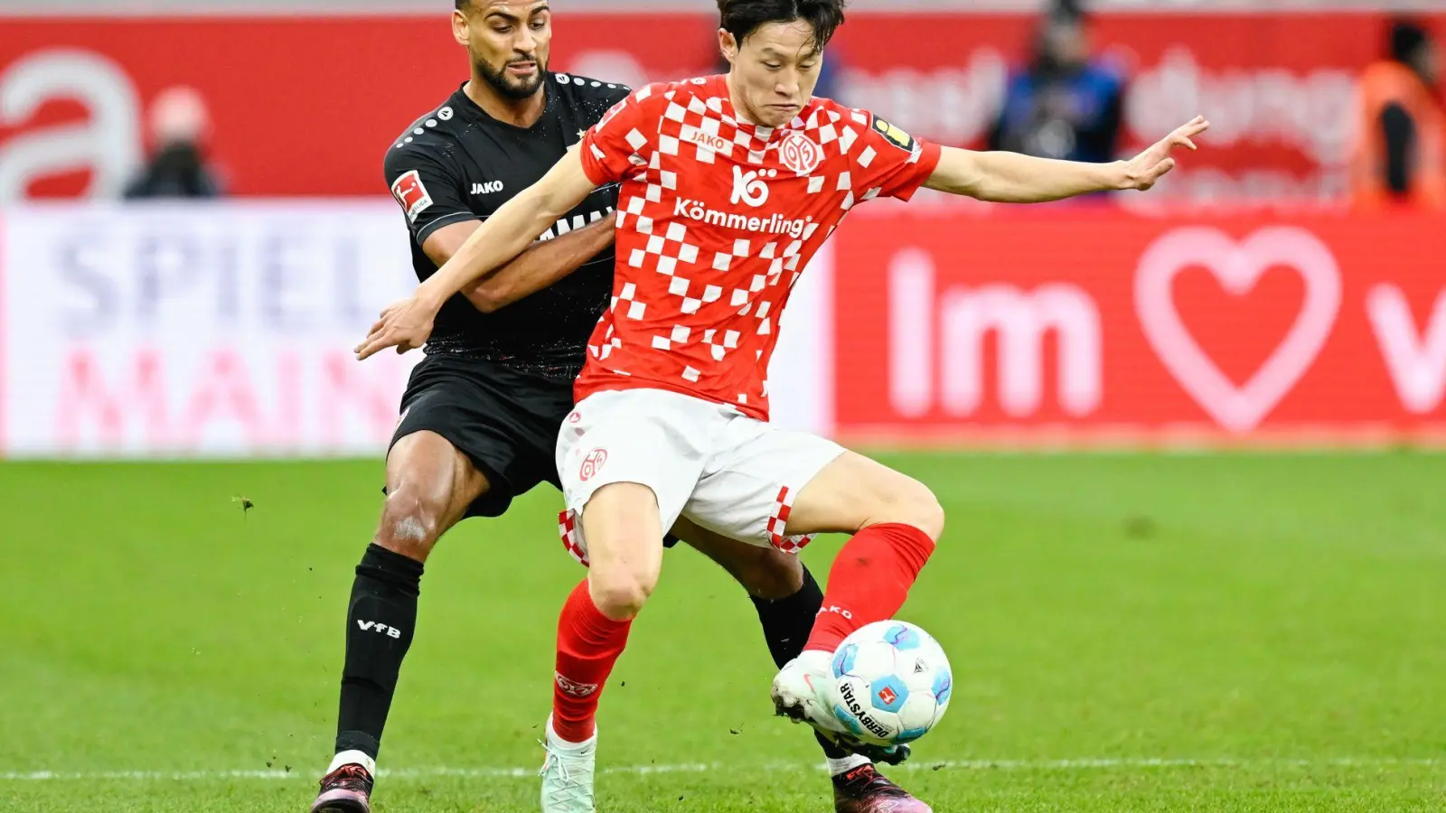 Stuttgarts Josha Vagnoman (l) und Jae-Sung Lee von Mainz 05 lieferten sich ein packendes Duell. (Foto: Uwe Anspach/dpa)