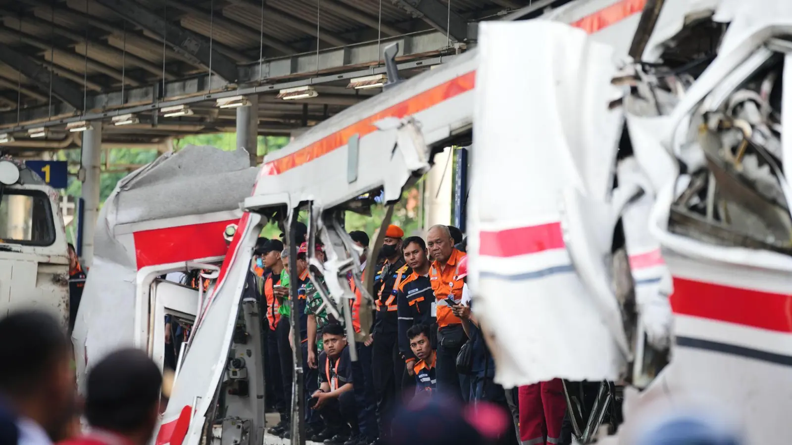 Teilweise waren Waggons nach dem Aufprall ineinander verschmolzen. (Foto: Tatan Syuflana/AP/dpa)
