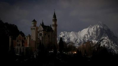 Auch das Schloss Neuschwanstein soll zur „Earth Hour“ höchstens noch vom Mondlicht erhellt werden. (Archivbild) (Foto: Karl-Josef Hildenbrand/dpa)