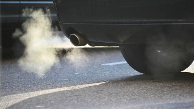 Die Deutsche Umwelthilfe wollte, dass BMW und Mercedes-Benz untersagt wird, in Zukunft Neuwagen mit klimaschädlichen Verbrennungsmotoren zu verkaufen. (Symbolbild) (Foto: Katharina Kausche/dpa)
