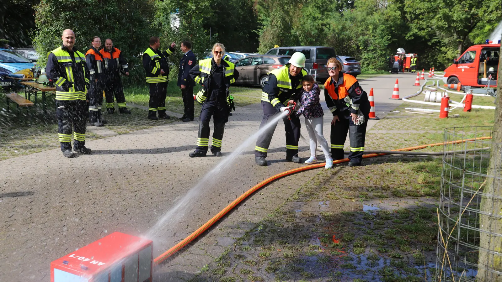 Auf dem Rezatparkplatz zielt dieses Mädchen – und trifft mit dem Wasser die richtige Stelle. (Foto: Oliver Herbst)