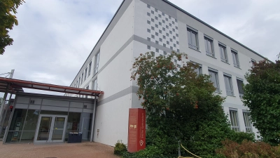 Das Steller-Gymnasium in Bad Windsheim hat noch Platz, doch die Bad Windsheimer SPD ist der Meinung, dass der besser für die Pastoriusschule anstatt für eine Pflegeschule genutzt werden sollte.  (Foto: Anna Franck)