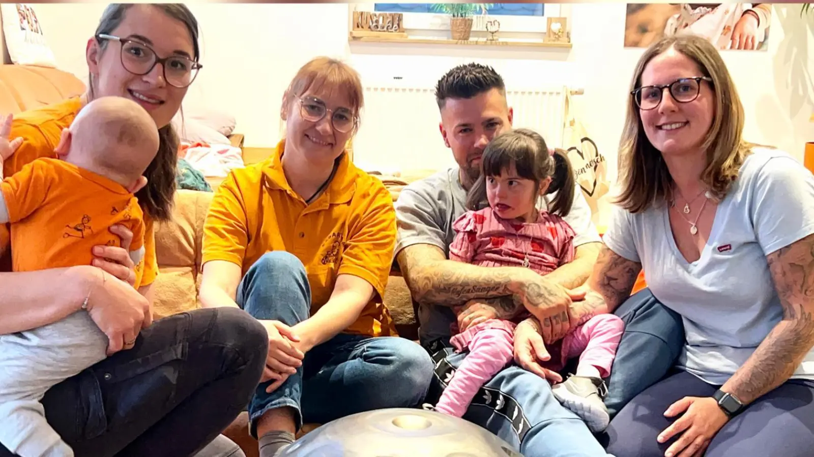 Auch heuer hat der Dietenhofener Basarverein „Alles fürs Kind“ gemeinnützige Organisationen und Familien mit Spenden bedacht. 1000 Euro gingen an die herzkranke sechsjährige Mia Knorr. (von links) Die Vorsitzende Johanna Schwarz, Kassiererin Silke Müller sowie Florian und Jennifer Knorr mit ihrer Tochter Mia.  (Foto: Johanna Schwarz (Selbstauslöser))