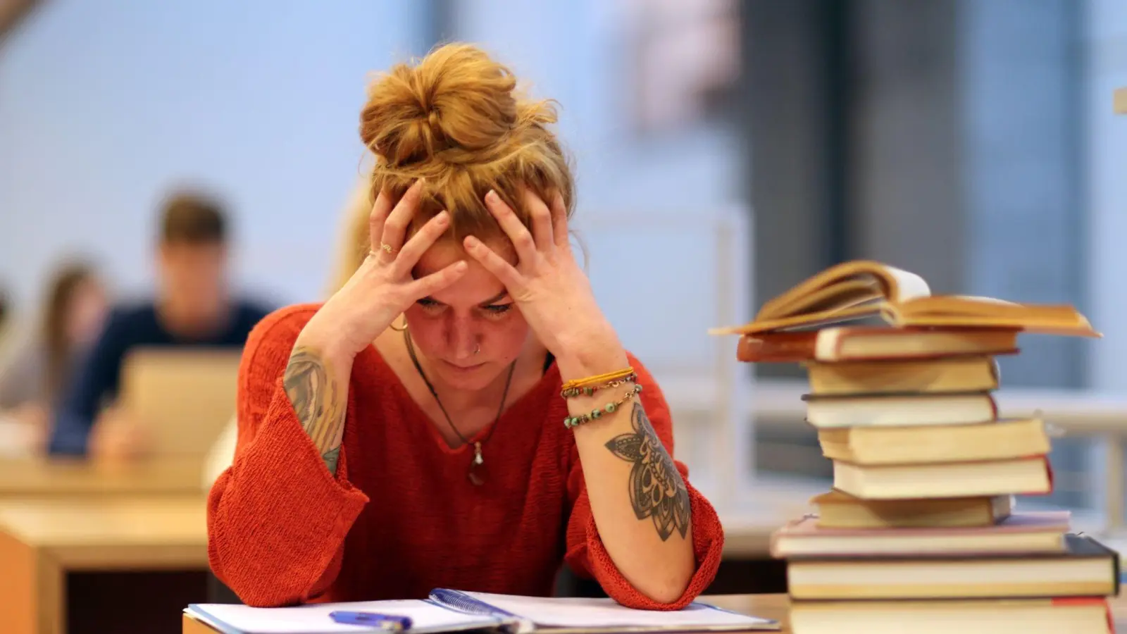 Machen die Eltern Druck, weil es im Studium nicht vorangeht? Oft kann ein offenes Gespräch weiterhelfen. (Foto: Markus Hibbeler/dpa-tmn)