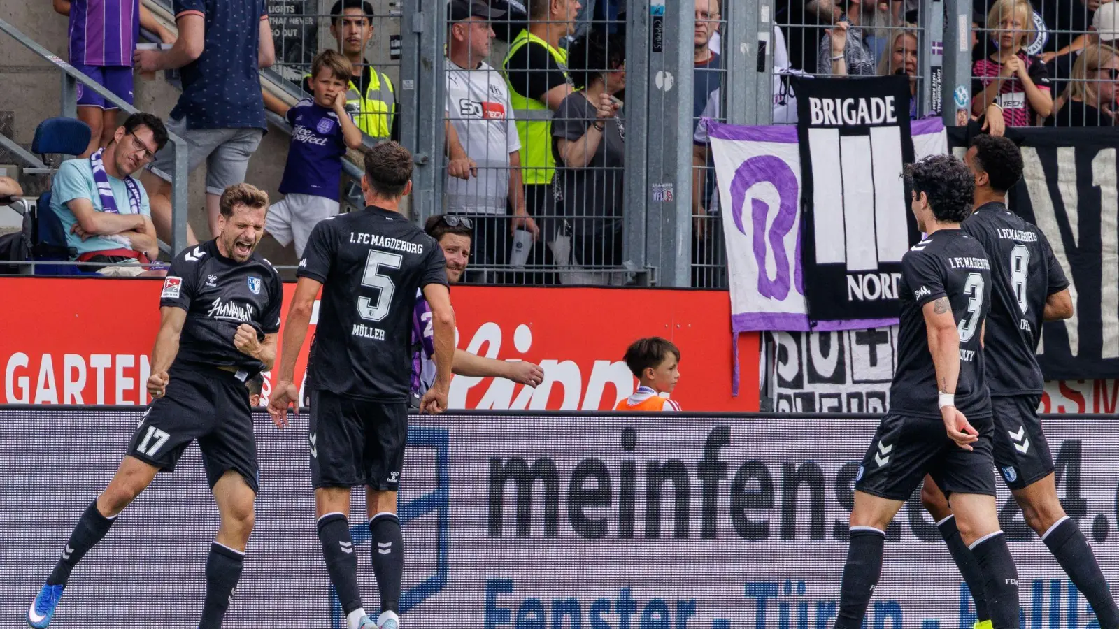 Der 1. FC Magdeburg bejubelte einen verdienten Auswärtssieg. (Foto: David Ebener/dpa)