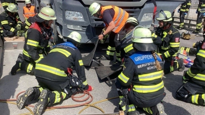 Um die Radlerin zu befreien, demontierten die Einsatzkräfte Bodenteile des Lasters. (Foto: -/Berufsfeuerwehr München/dpa)