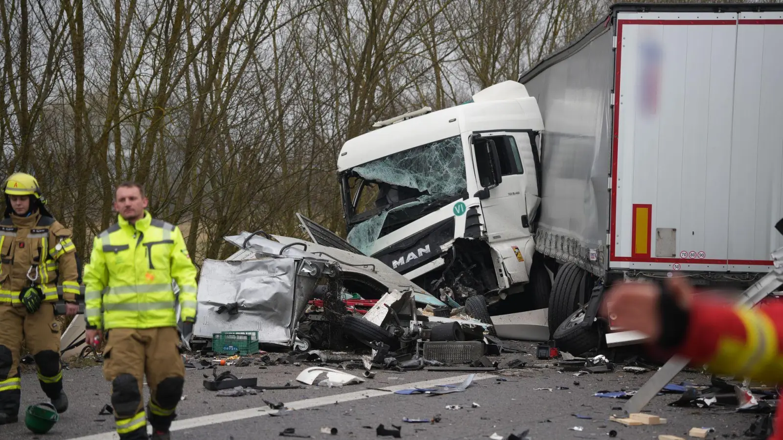 Die A93 wurde nach dem Unfall am Morgen gesperrt. (Foto: Lars Haubner/NEWS5/dpa)