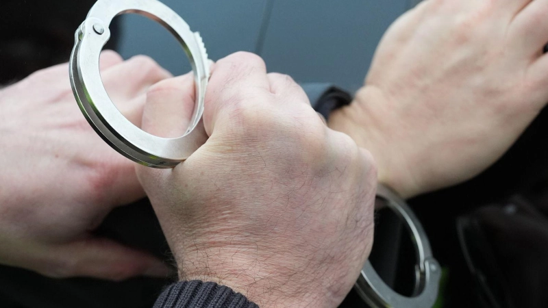 Die Verkehrspolizei Ansbach kontrollierte einen Mann auf der A6, gegen den zehn Haftbefehle offen waren. (Symbolbild: Marcus Brandt/dpa)