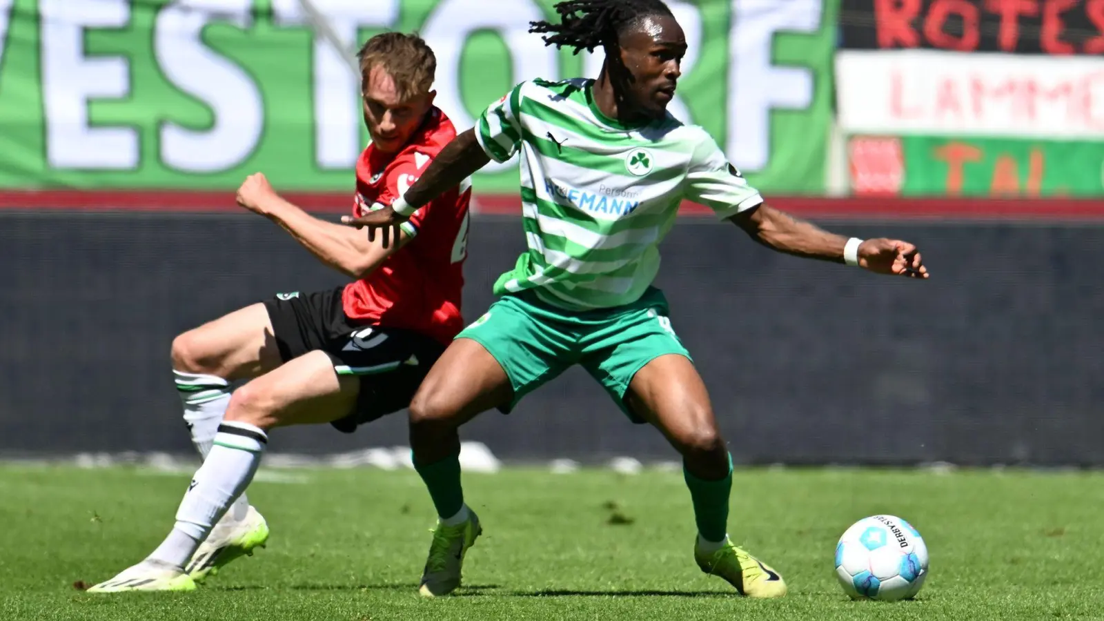 Fürther Torschütze: Noel Futkeu (r). (Foto: Swen Pförtner/dpa)