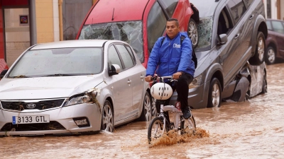 Vielerorts haben Überflutungen für Zerstörung gesorgt. (Archivbild) (Foto: Alberto Saiz/AP)
