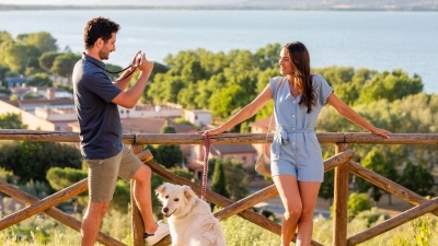 Wirkt am besten nicht nur gut auf Fotos, sondern fühlt sich auch gut an: das Lieblingsoutfit für den Urlaub. (Foto: Emma Innocenti/Westend61/dpa-tmn)