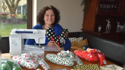 Maria Braun näht farbenfohe Herzkissen-Sets für Frauen, die an Brustkrebs erkrankt sind. Sie bestehen in der Regel aus einem großen und kleinen Herzkissen sowie aus einem Portkissen. (Foto: Ute Niephaus)