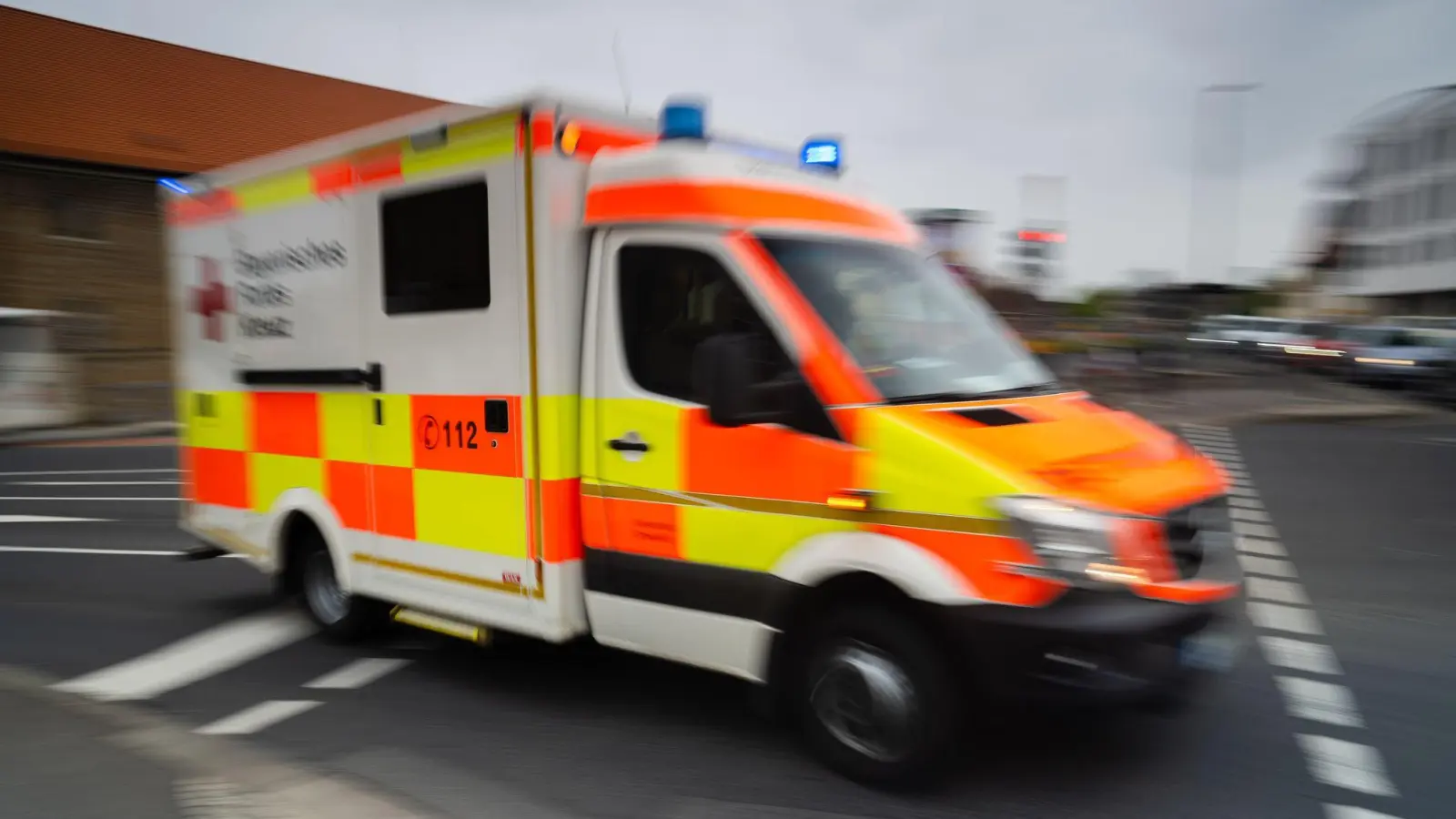 Ein Rettungswagen überquerte mit Blaulicht und Martinshorn die Kreuzung, während der Radlader grün hatte. (Symbolbild) (Foto: Nicolas Armer/dpa)