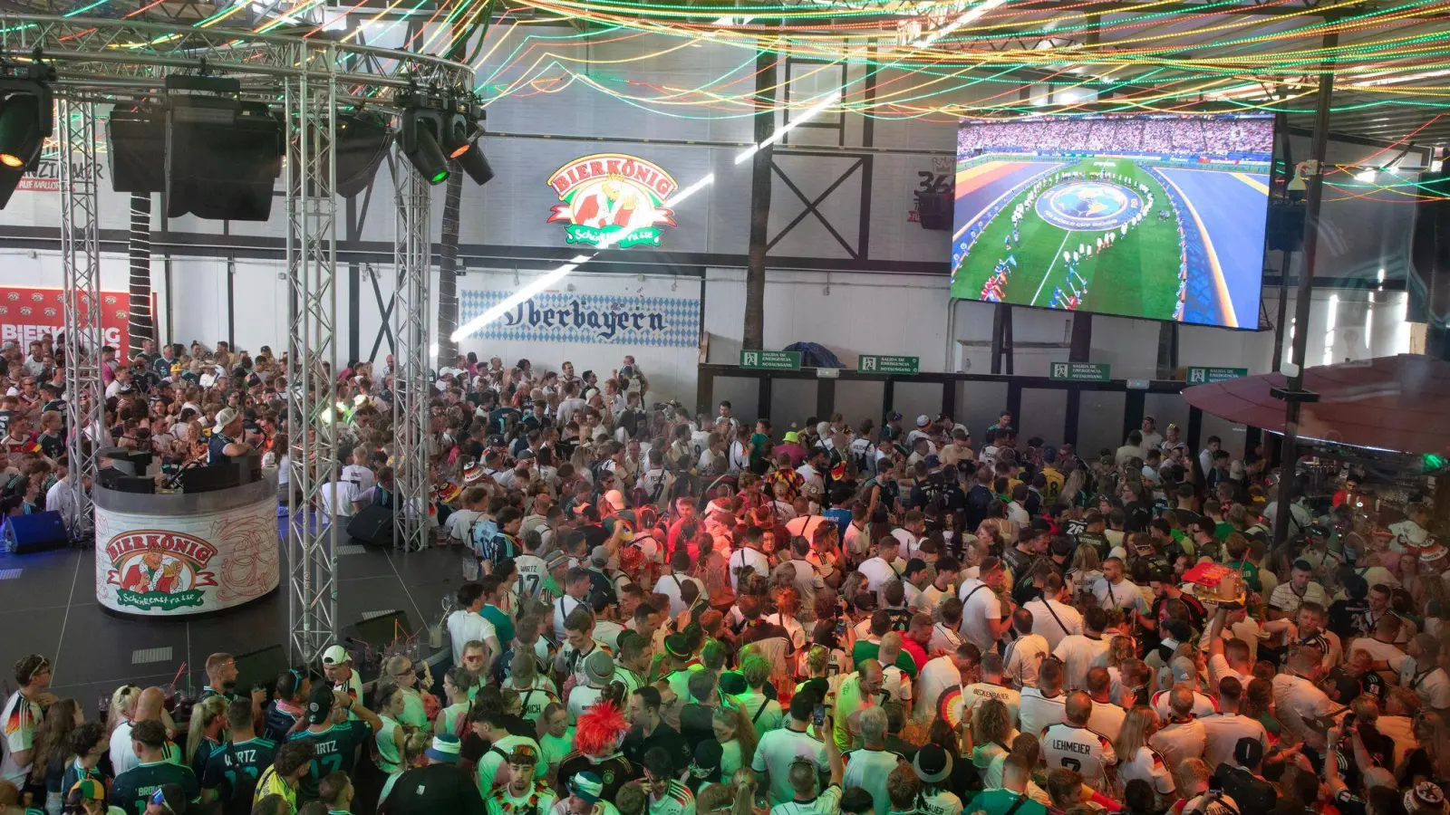 Im „Bierkönig” am Ballermann ist die Hitze erträglicher, denn die Anlage ist klimatisiert. (Foto: Clara Margais/dpa)