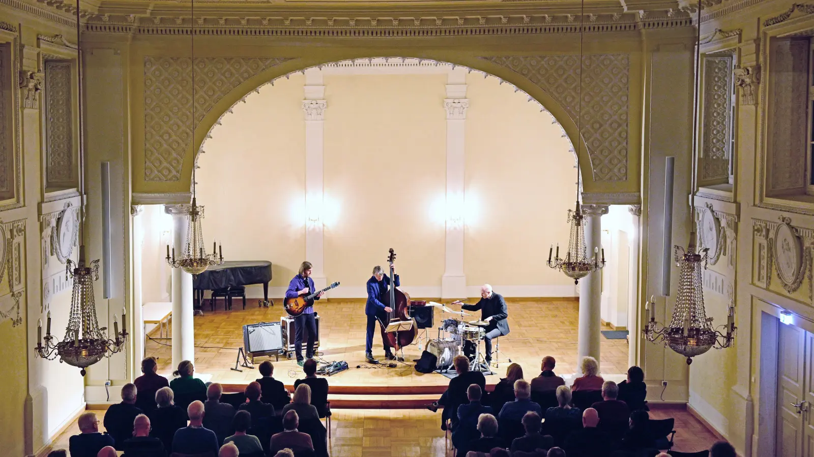 Von Stuck umrahmt: das Philipp Schiepek Trio bei seinem Konzert in der Karlshalle. (Foto: Jim Albright)