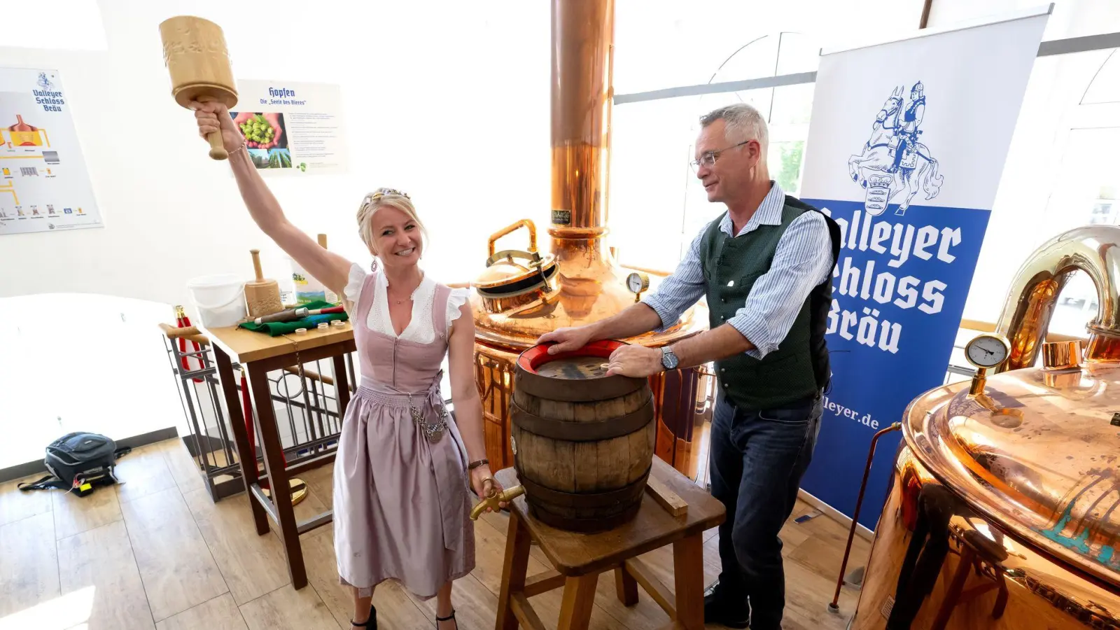 Souverän mit zwei Schlägen: Die neue bayerische Bierkönigin beim Anzapfen ihres ersten Fasses.  (Foto: Sven Hoppe/dpa)