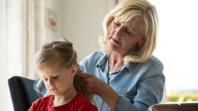 Wenn sowohl ein alleinerziehendes Elternteil als auch das unterhaltspflichtige Elternteil nicht genug verdienen, können auch Oma und Opa verpflichtet werden, Unterhalt für das Enkelkind zu zahlen. (Foto: Christin Klose/dpa Themendienst/dpa-tmn)