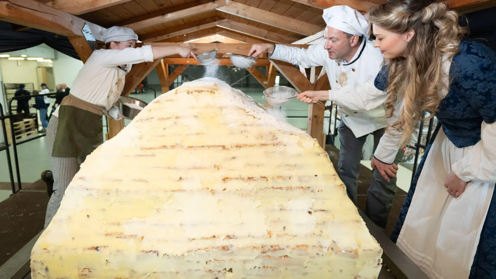 Die Dresdner Stollenbäcker haben ihren Riesenstollen zusammengesetzt. (Foto: Sebastian Kahnert/dpa)