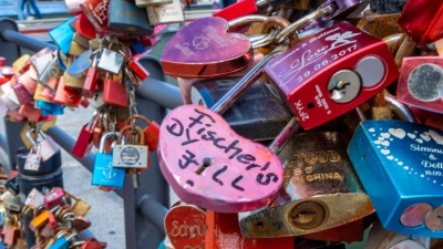 Insbesondere frisch Verliebte neigen dazu, den geliebten Menschen auf ein Podest zu stellen. (Foto: Jens Büttner/dpa)