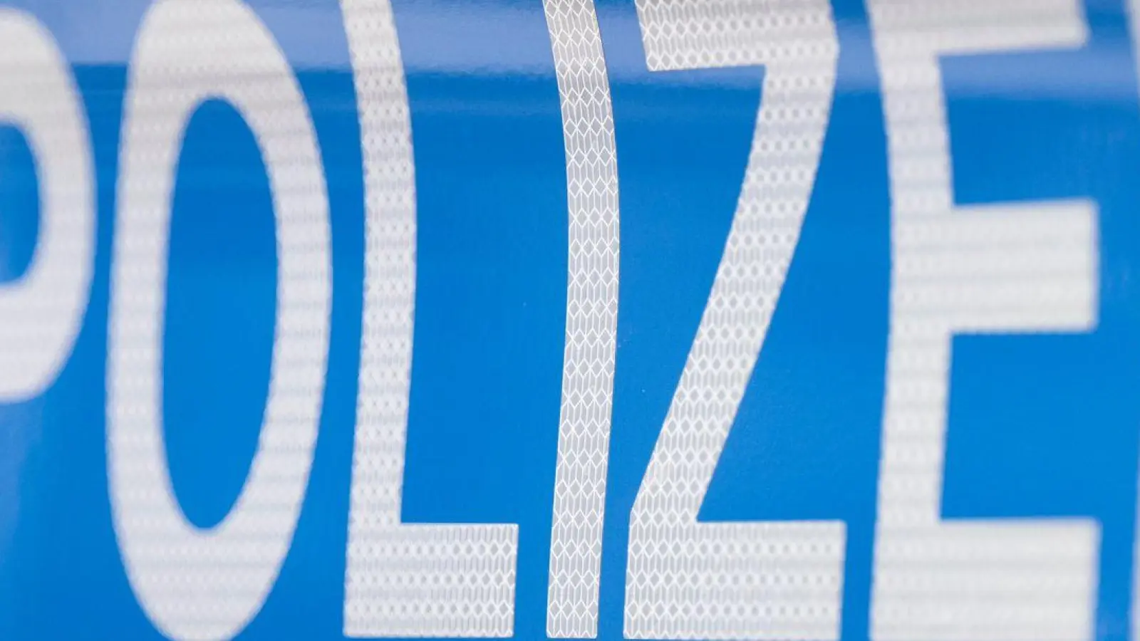 Noch am Sonntagabend hatten die Beamten Teile des Donauufers abgesucht. (Symbolbild) (Foto: Boris Roessler/dpa)