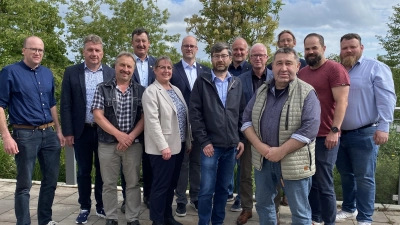 Die Mitglieder der Lenkungsgruppe der Kommunalen Allianz A7 Franken West stellten sich bei ihrer ersten Sitzung nach der Kommunalwahl zum Gruppenbild auf. (Foto: Linda Olzog)