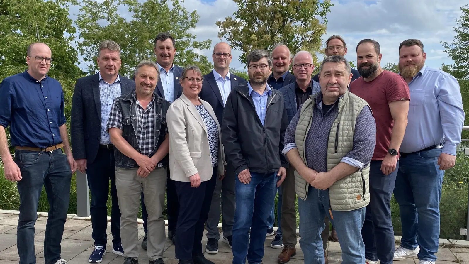 Die Mitglieder der Lenkungsgruppe der Kommunalen Allianz A7 Franken West stellten sich bei ihrer ersten Sitzung nach der Kommunalwahl zum Gruppenbild auf. (Foto: Linda Olzog)