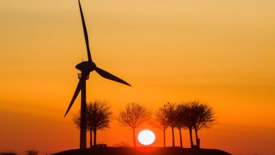 Der Umstieg von fossilen auf erneuerbare Energien ist ein Thema beim Petersberger Klimadialog. (Archivbild) (Foto: Julian Stratenschulte/dpa)