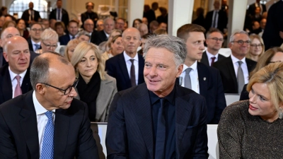 Zum ersten Mal gemeinsam beim Einheitsfest: Bundestagspräsidentin Julia Klöckner (CDU) mit ihrem Lebensgefährten Jörg Pilawa (M.) - im Gespräch mit Bundeskanzler Friedrich Merz (CDU) in der Ludwigskirche. (Foto: Jean-Christophe Verhaegen/POOL AFP/dpa)