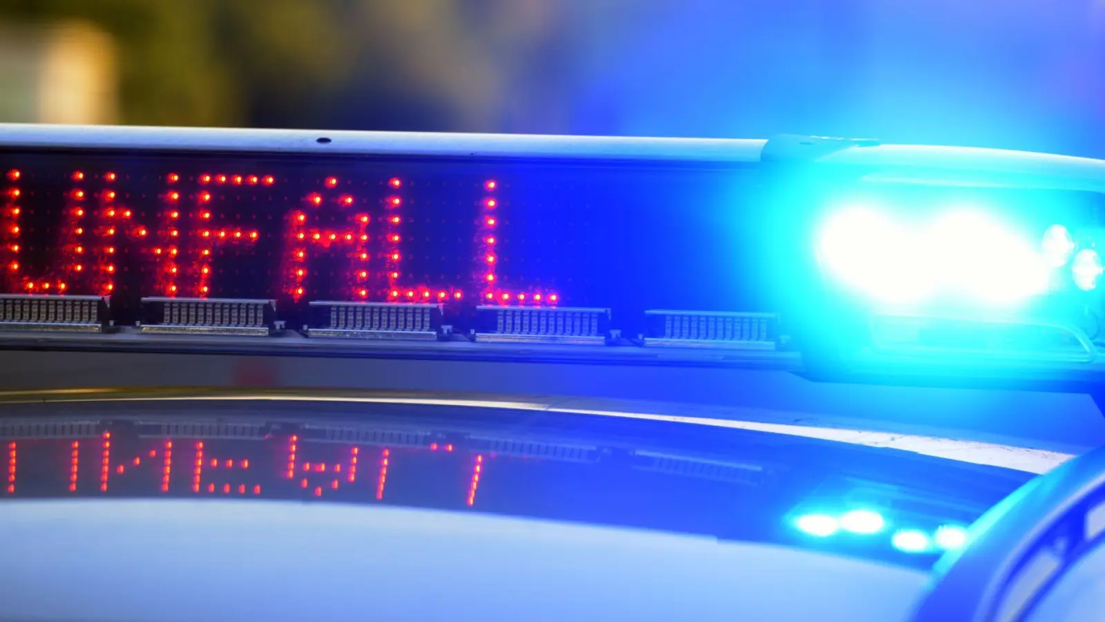 Der Lastwagenfahrer blieb bei dem Unfall auf der A9 laut Polizei unverletzt. (Symbolbild)  (Foto: Stefan Puchner/dpa)
